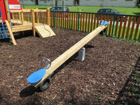 Wippe für zwei auf dem Spielplatz mit Rindenmulch zum Schutz