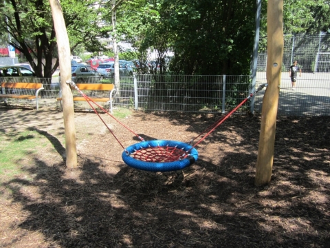 Kleinkindschaukelwippe mit Nestkorb