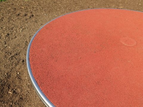 Große Drehscheibe am Kinderspielplatz in 1100 Johanna Benda Park - vom Spielplatzbauer FREISPIEL mit rutschfester Oberfläche