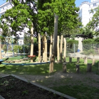 Spielplatz mit Kletter- und Balanciermöglichkeit