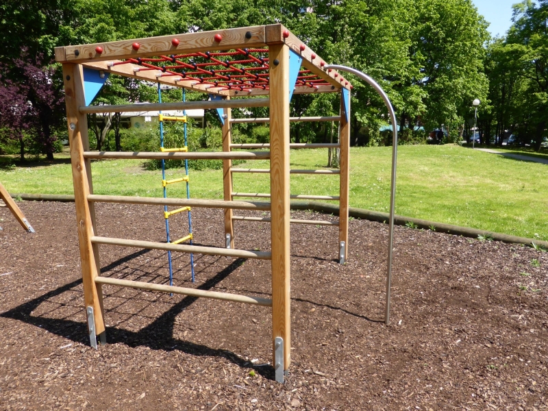 Kinderspielplatz mit Klettergerüst auf Rindenmulch