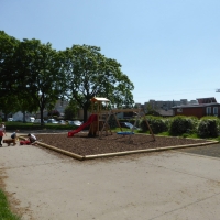 Spielplatz von FREISPIEL im Park mit Rutsche