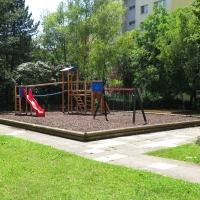 Spielplatz mit Schaukeln und Rutsche von FREISPIEL, dem Spielplatz-Bauer