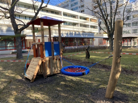 Kleinkinder Spielkombi Sunflower neben der Schule