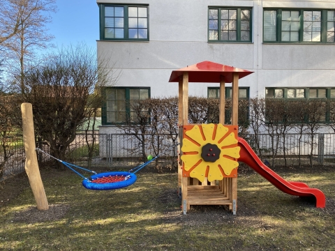 Kleinkinder Spielkombi Sunflower von der Seite mit Korbschaukel