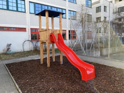 Rutschenturm mit Holzsprossen von vorne