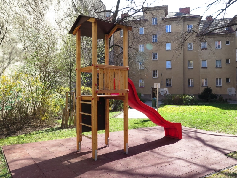 Rutschenturm Eduard von FREISPIEL in der Wohnanlage für Kinder