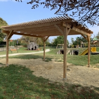 Holzpergola Schattenanlage mit schräger Lamelle