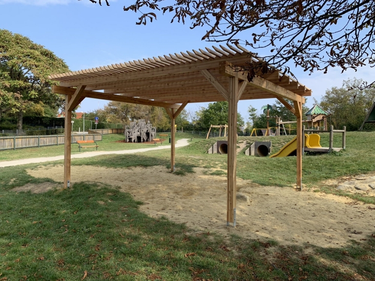 Holzpergola Schattenanlage mit schräger Lamelle