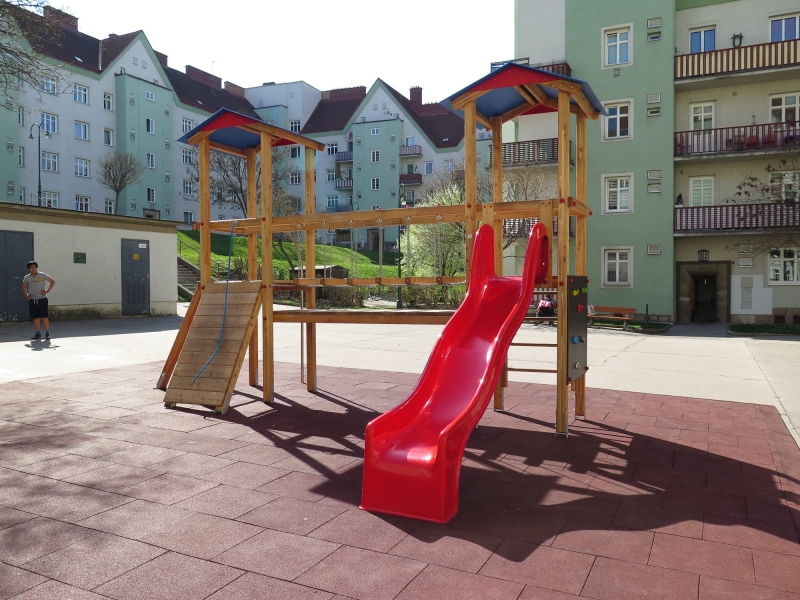 Doppelturmanlage mit roter Rutsche und Wackelbrücke