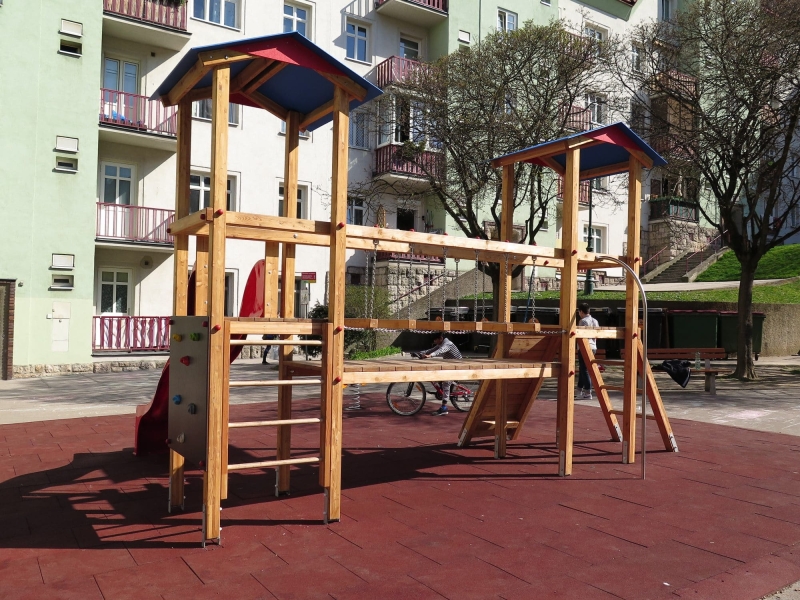 Rückansicht Doppelturmanlage auf dem Spielplatz