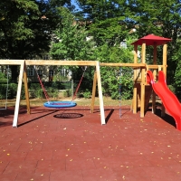 Spielplatz mit Spielgeräten von FREISPIEL Nestschaukel und Rutsche