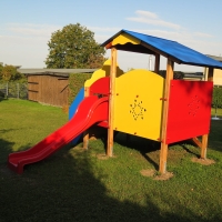 Spielgerät für Kleinkinder mit buntem Spielhaus