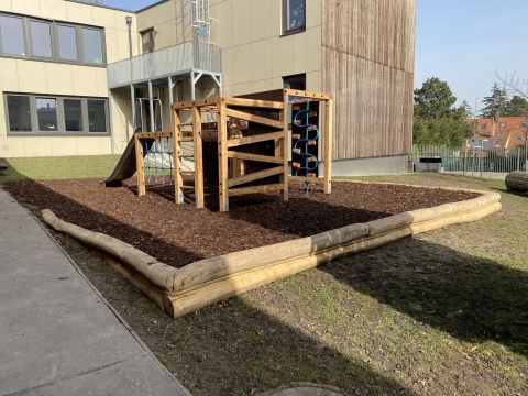 Kinderspielplatz im Schulhof zum Klettern