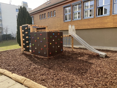 Kinderspielplatz Klettergerät mit Rusche