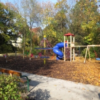 Spielplatz mit Spielgeräte von FREISPIEL mit Kletternetzpyramide