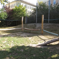 Klettergarten mit verschiedenen Seilen und Balken für die Entwicklung des Gleichgewichtssinnes