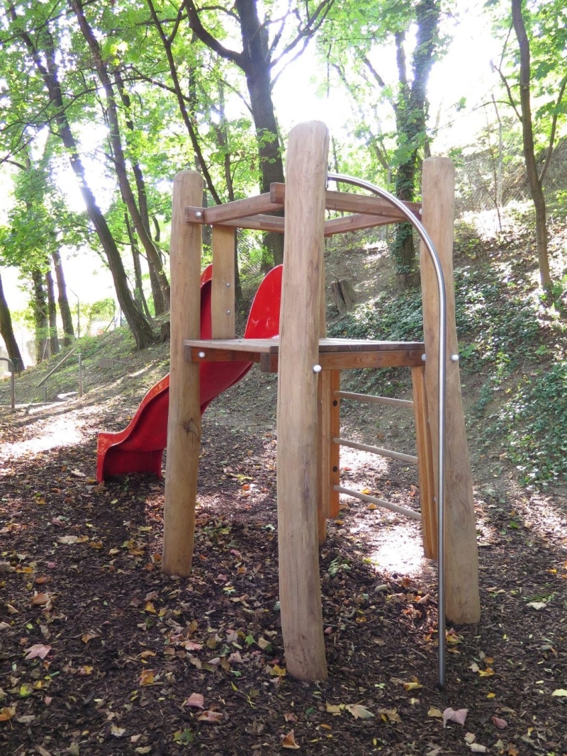 Rutschenturm Nina mit Rutschstange an Holzpalisaden