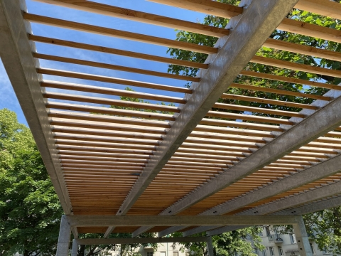 Pergola Metallsteher mit Holzlamellen zur Beschattung