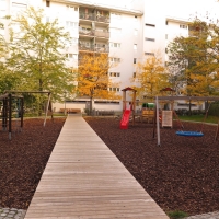 Hackschnitzel-Spielplatz mit Holzsteg mit Klettermöglichkeiten für Kinder