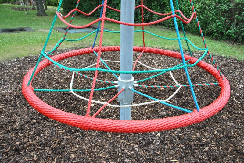 Bunte Seilpyramide auf Rindenmulch für Kinder