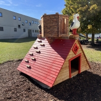 Spielhaus aus Holz mit bekletterbarem Dach