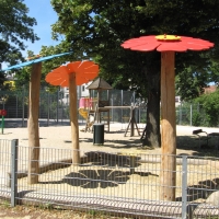 Schattenblumen auf dem Spielplatz für die Kinder zum spielen