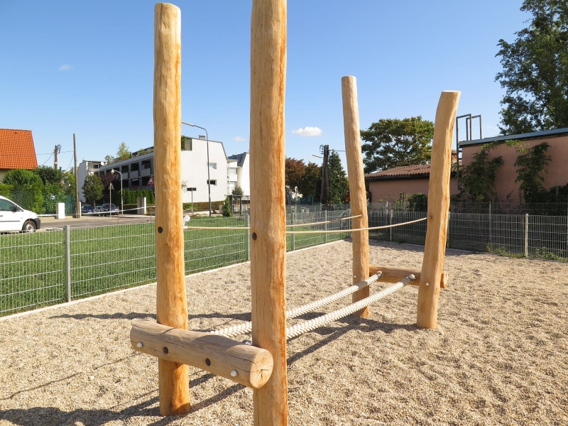 Balancierseile zwischen Holzstämme im Sandkasten