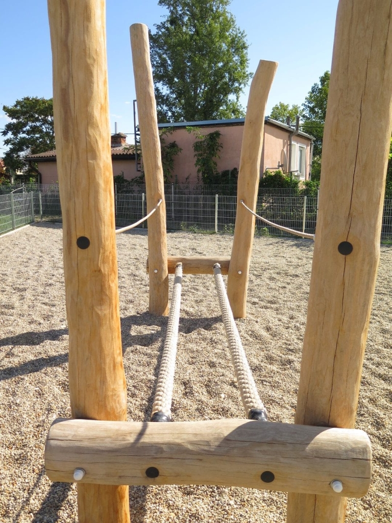 Doppelseilbalanciergerät von FREISPIEL auf dem Spielplatz für Kinder