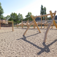 Naturspielplatz von FREISPIEL aus Naturholz zum klettern und schaukeln