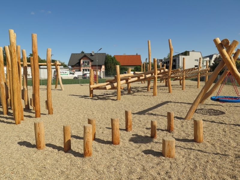 Hüpfpalisaden von FREISPIEL am Spielplatz für Kinder