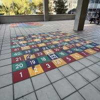 Schlangen und Leitern Bodenspiel bunt auf Terrasse