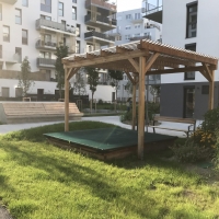 Holz Pergola mit Federwippen, Schaukel, Hängematte, Weidentippis und Sitzgelegenheiten