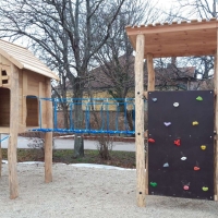 Spielkombination Baumhaus und Kletterwand mit Rutsche