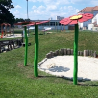 Großer Spielplatz mit Wasserspielen und Sandkasten mit Schattenblumen