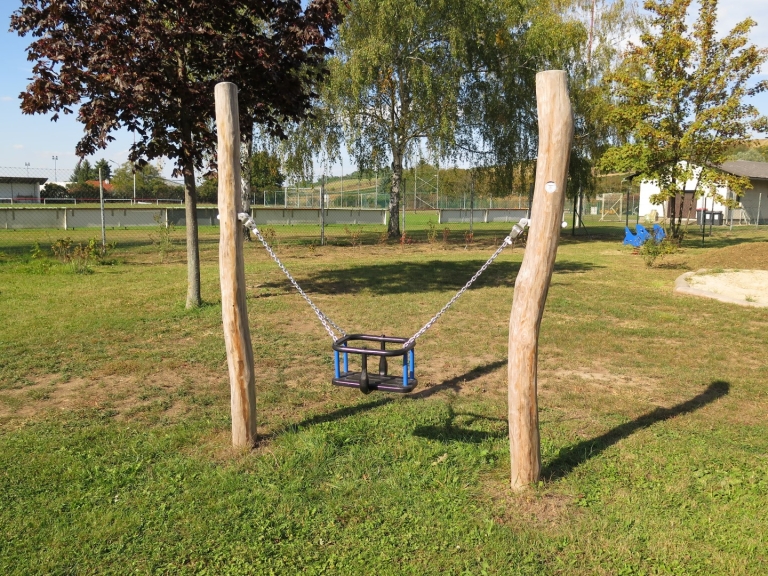 Kleinkinderschaukel mit Kleinkindersitz auf Spielplatz kaufen