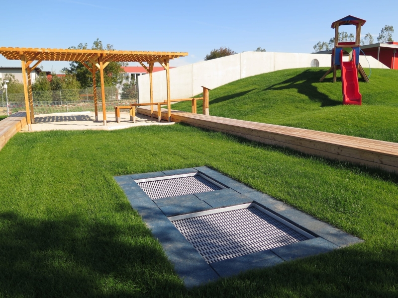 Trampolin am Kinderspielplatz für Kinder in der Wiese