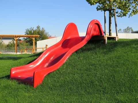 Breite Hangrutsche auf Podest auf dem Spielplatz