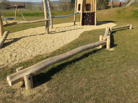 Balancierbalken als Element eines Kletterpark auf Spielplatz