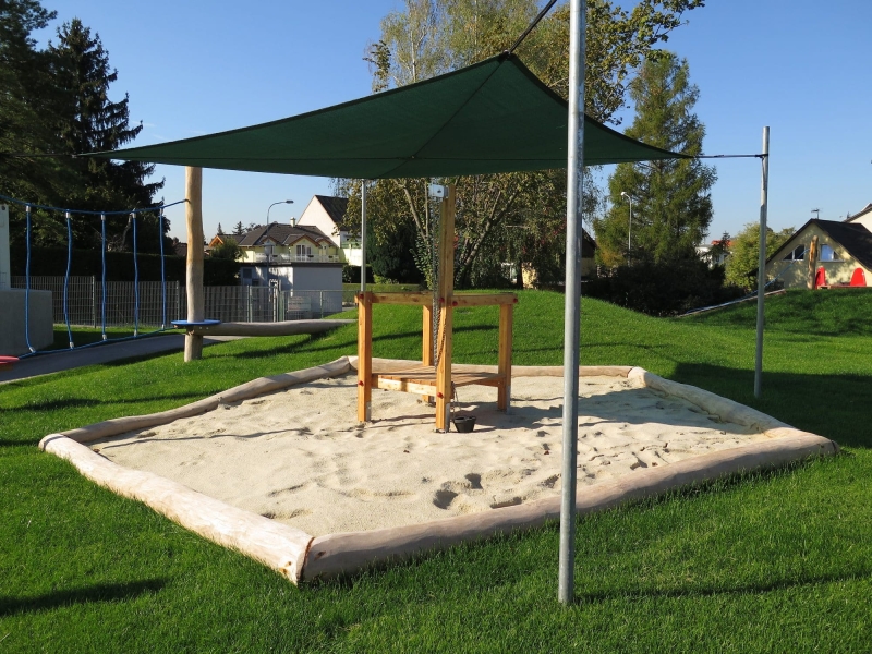 Sandkasten mit Spielgerät Baustelle mit Sonnensegel Beschattung