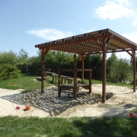 Pergola mit Beschattung, Wasserspielen, Matschtisch, einem Trampolin und einer Spiel-Lokomotive