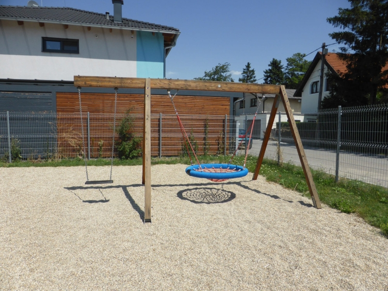 Nestschaukel an Holzgestell mit Schaukelbrett extra