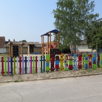 Kinderspielplatz mit buntem Zaun zum Schutz der Kinder