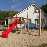 Piratenkinderspielplatz mit Kletternetz und Rutsche