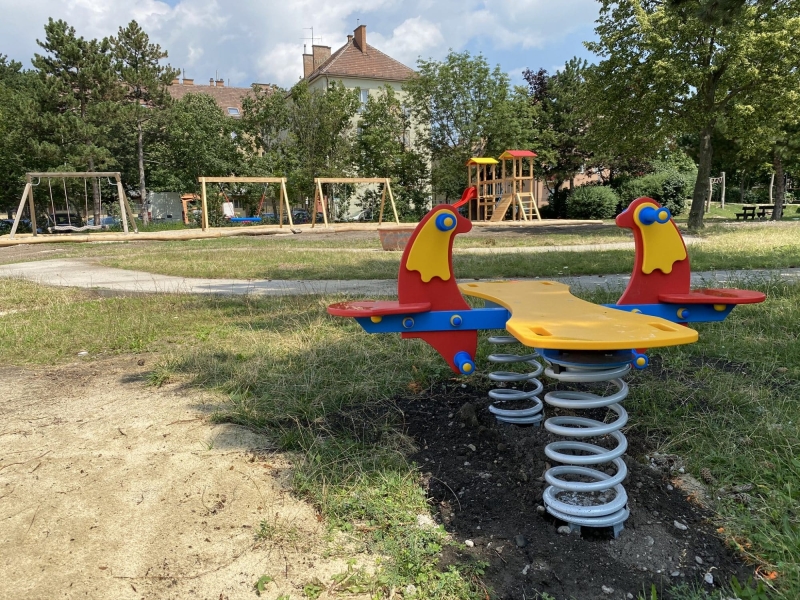 Federwippe Max auf dem Spielplatz outdoor