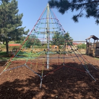 Große Seilpyramide am Generationenspielplatz in Velm