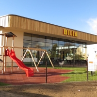 Großer Spielplatz vor dem Supermarkt mit Rutsche