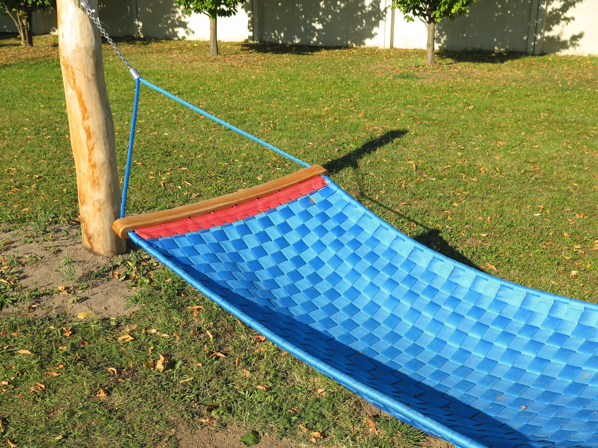 Blaue Hängematte mit Gurtgeflecht für einen Spielplatz, Sportplatz oder einen Park ideal.