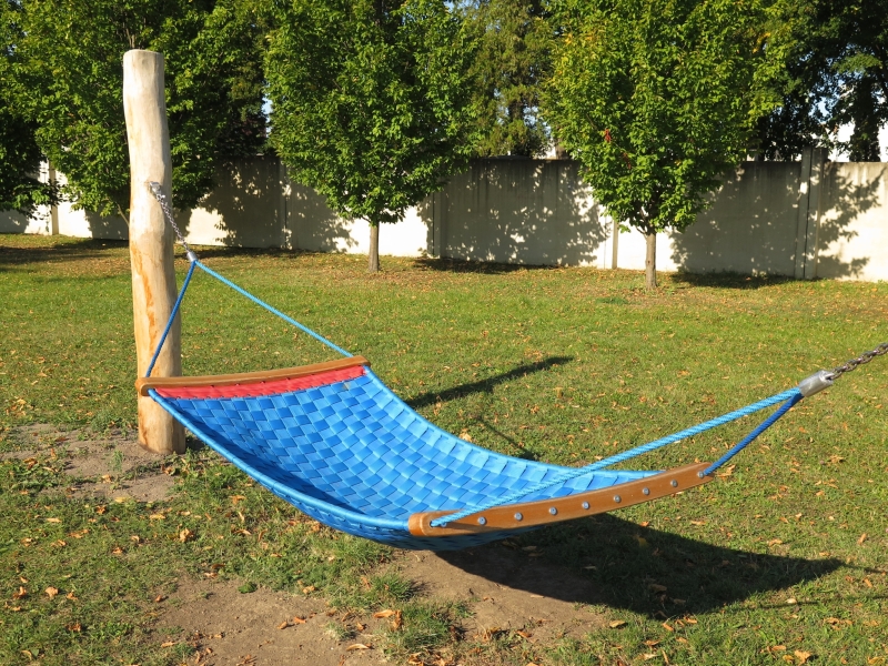 Hängematte im Park mit Liegefläche aus Gurten