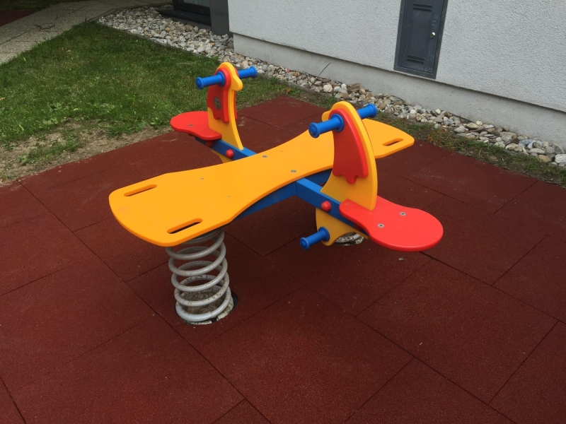 Federwippe für 4 Kinder auf Fallschutzplatten